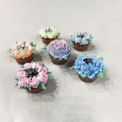 Customize Flowers Cupcake