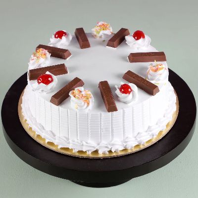 KitKat Vanilla Cake